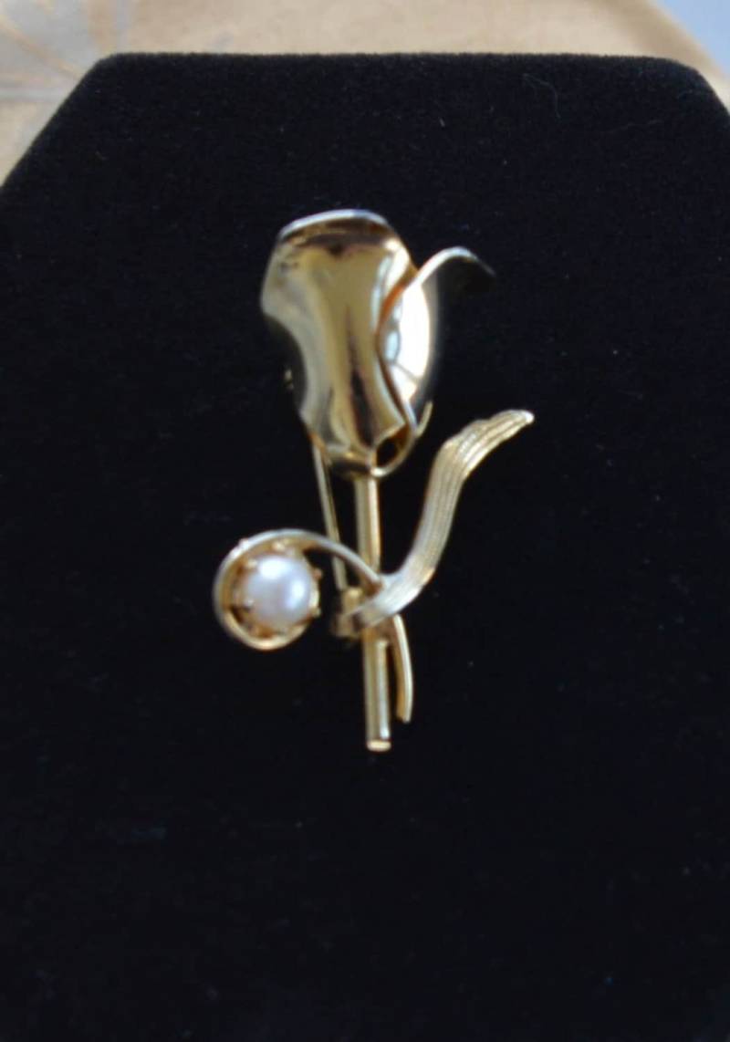 Niedliche Vintage Tulpe, Florale Brosche, Faux Perle, Goldton Niedliche Vintage Tulpe, Florale Brosche, Faux Perle, Goldton von Beadazzle27