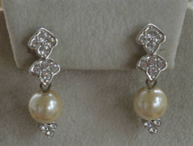 Pierced Ohrringe Joan Rivers Ecru Faux Perle, Strass Baumeln Durchbohrt Ohrringe, Silberton, Vintage von Beadazzle27
