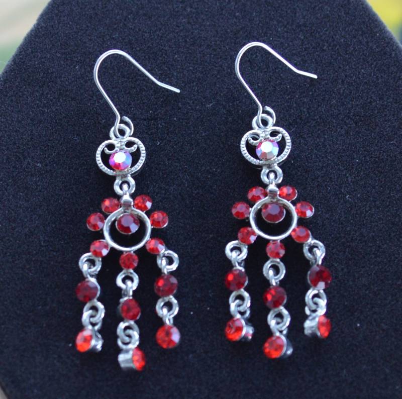Pierced Ohrringe Rot Strass Kronleuchter Durchbohrt Ohrringe, Silber Ton, Vintage | O16 von Beadazzle27