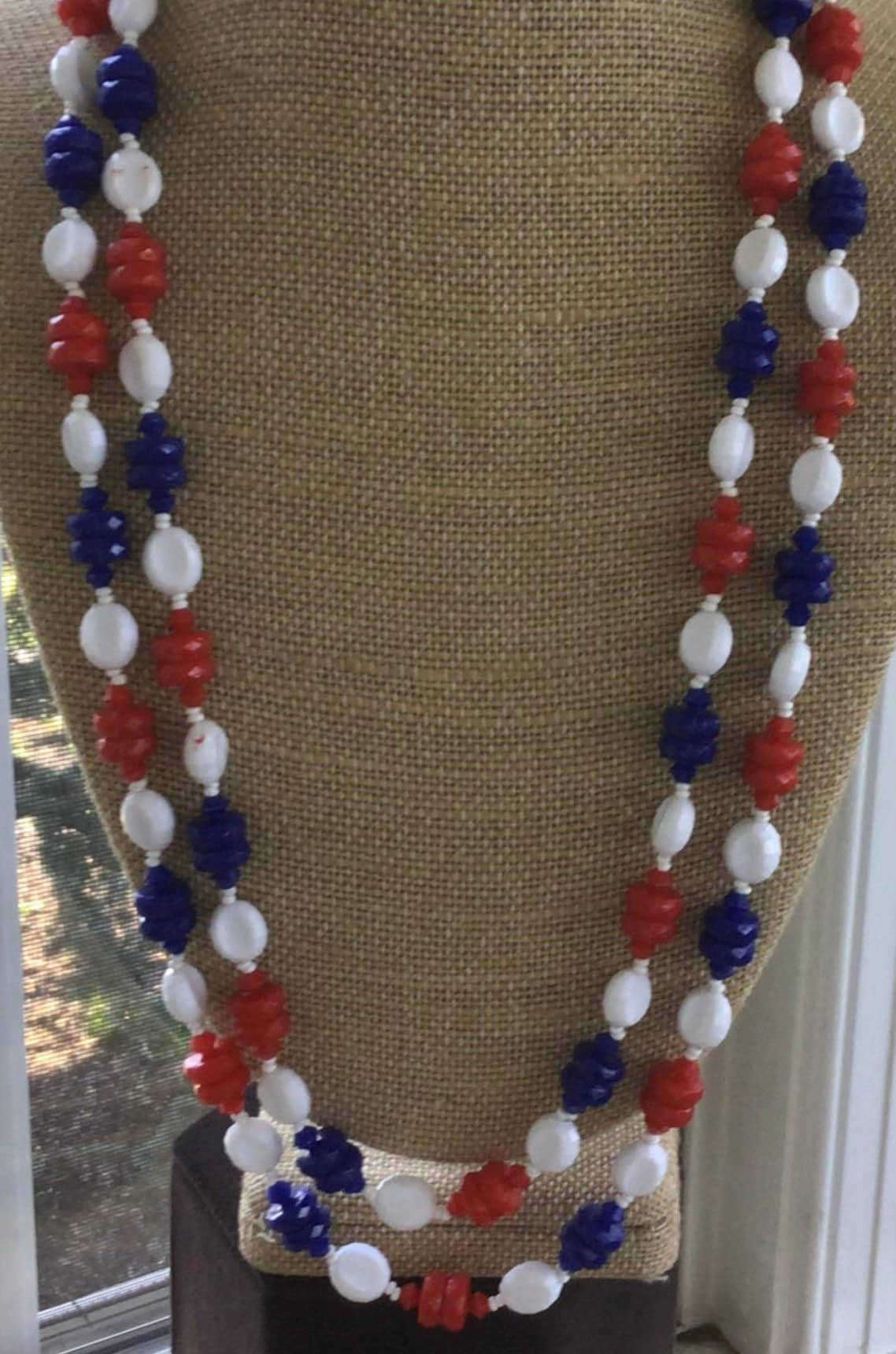 Rote, Weiße, Blaue Kunststoffperlen Halskette, 56", Vintage | Ad1 von Beadazzle27