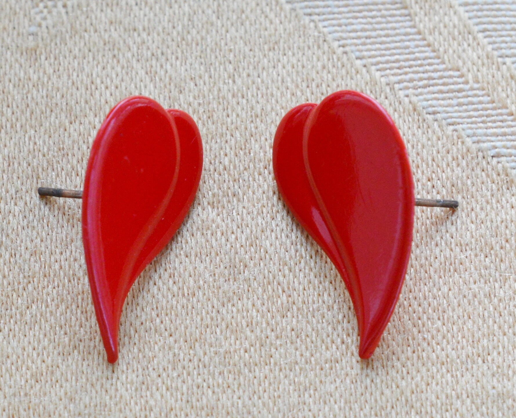 Roter Wirbel/Herz Emaille Durchbohrt Ohrringe, Vintage | N4 von Beadazzle27