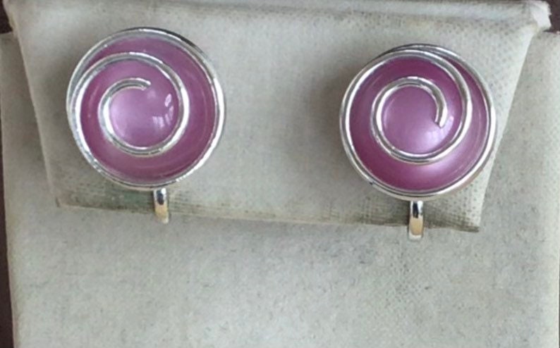 Schraubrücken Ohrringe Rosa Katzenauge, Silberfarbene Spirale Schraubrücken Ohrringe, Vintage | Ae12 von Beadazzle27