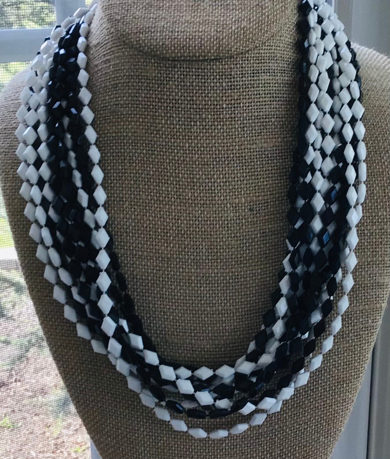 Schwarz, Weiß Kunststoff Perlen Multi-strang Halskette, 44", Gold-Ton von Beadazzle27