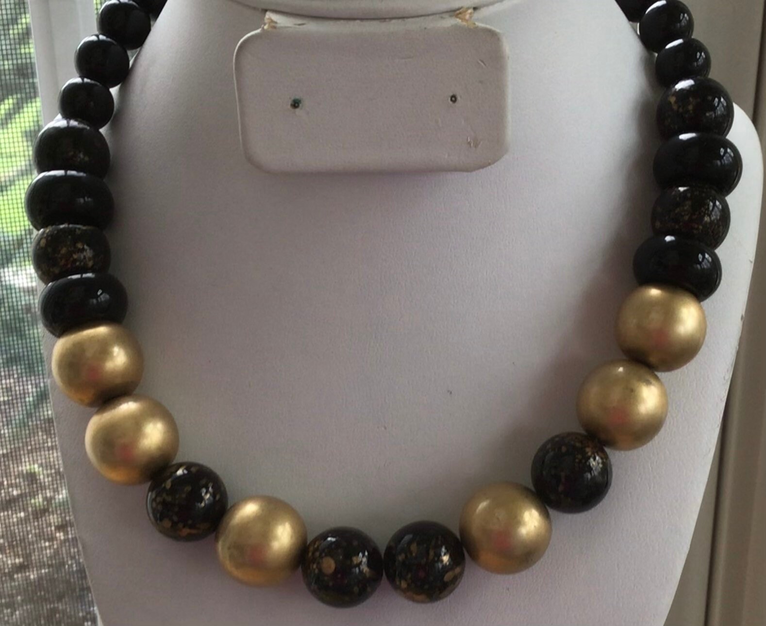 Schwarze, Goldgesiedete Perlenkette, Kunststoff, Metall, 18" von Beadazzle27