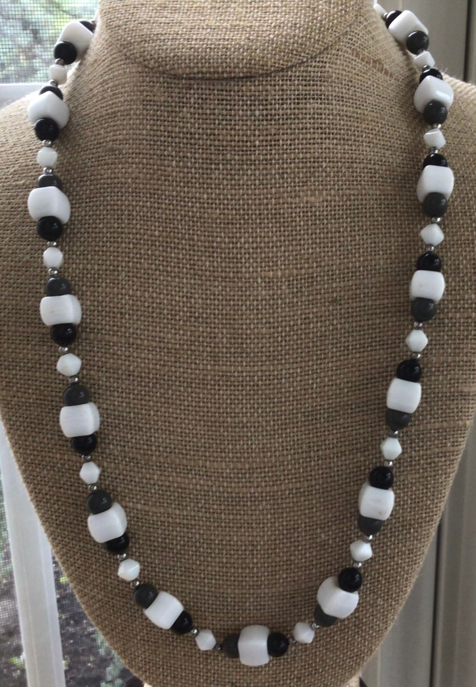 Weiß, Schwarz, Grau Glas Perlen Halskette, Silber-Ton, Vintage, 24-3/4" von Beadazzle27