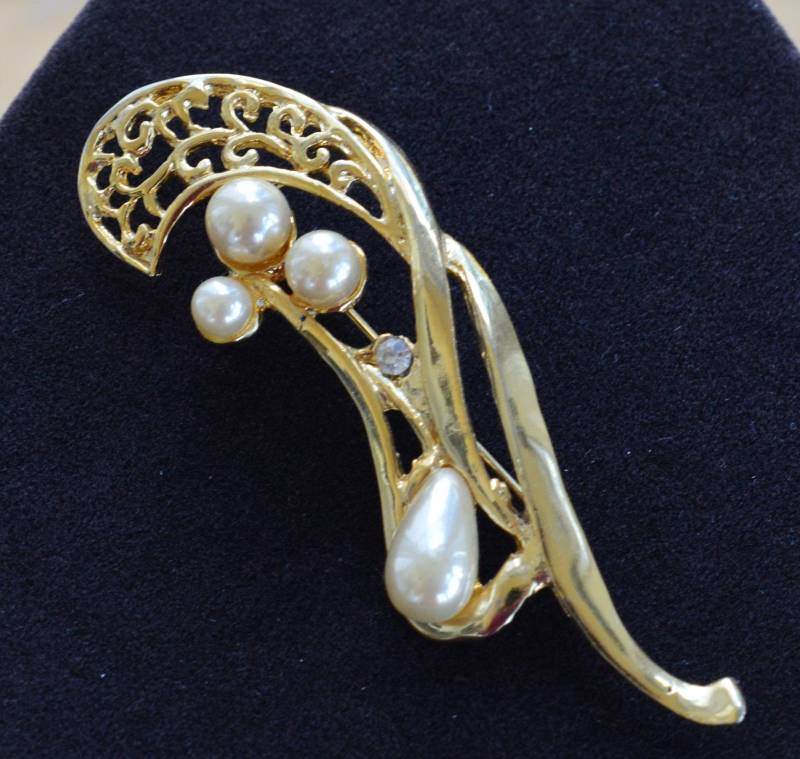 Weiß Fauxperle, Gold-Ton Filigrane Swirl Brosche, Pin, Vintage | Al4 von Beadazzle27