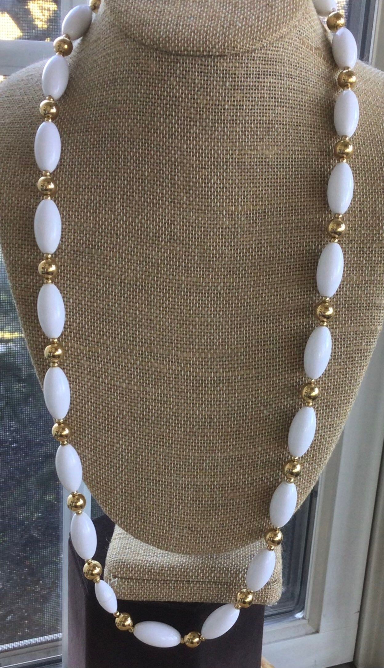 Weiße Halskette Mit Kunststoffperlen, Goldton, 30-1/2", Vintage von Beadazzle27