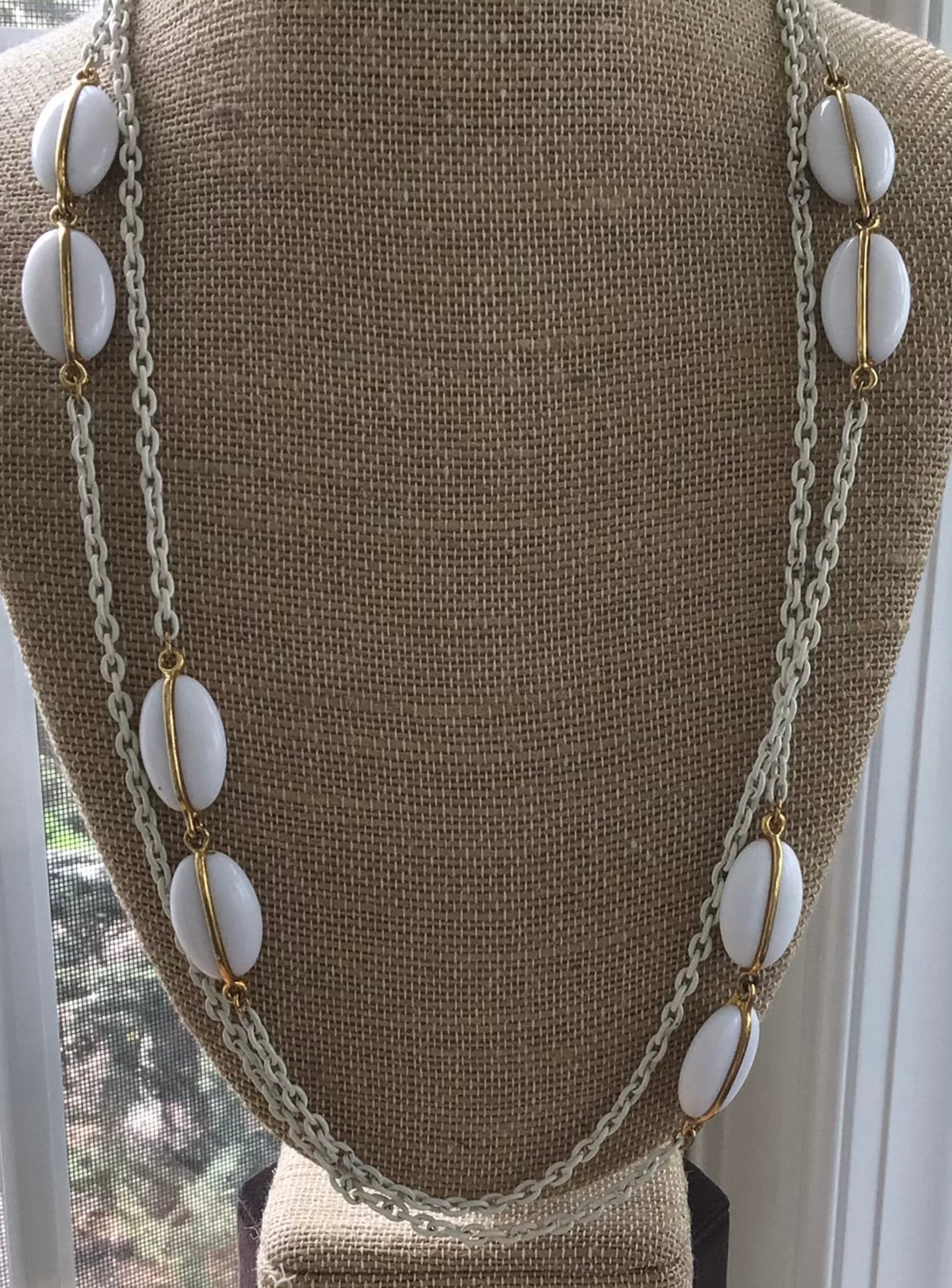 Weiße Kunststoff Perlen, Chain Link Halskette, Gold-Ton, Vintage, 54" | B1 von Beadazzle27