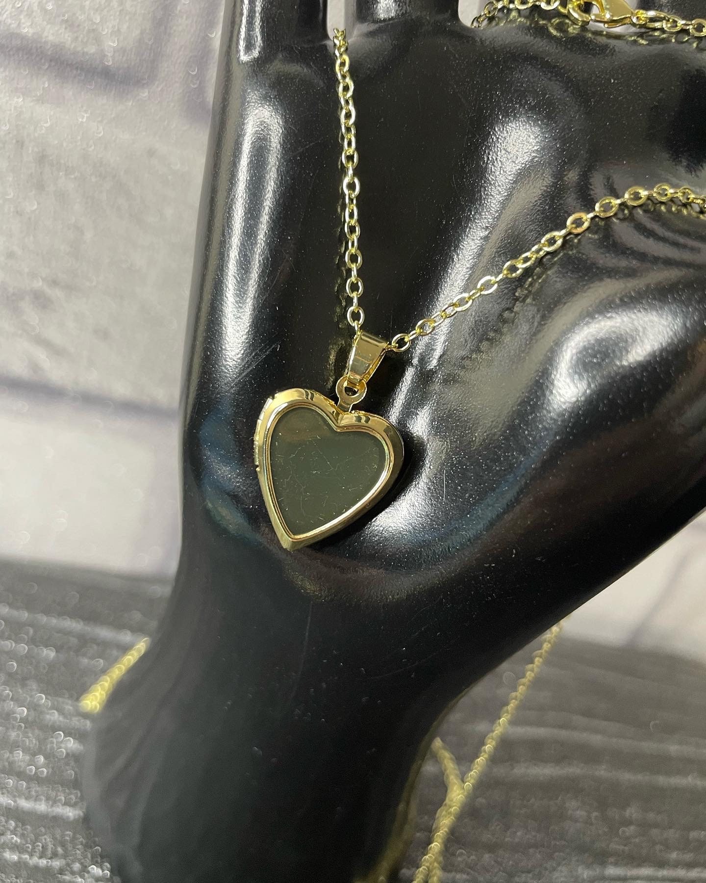 Herz Foto Medaillon 18K Vergoldet Halter Modernes Bild Halskette Schmuck Kleine Erinnerung Anhänger von BeadazzledByLorena