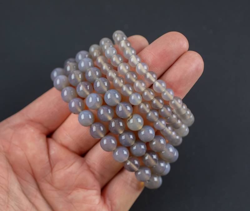 Grauer Chalcedon Armband Rund Größe 6 Mm Und 8 Handmade in Usa - Natürlicher Edelstein Kristall Armbänder Handgemachter Schmuck Ca. 18cm von Beadboat1