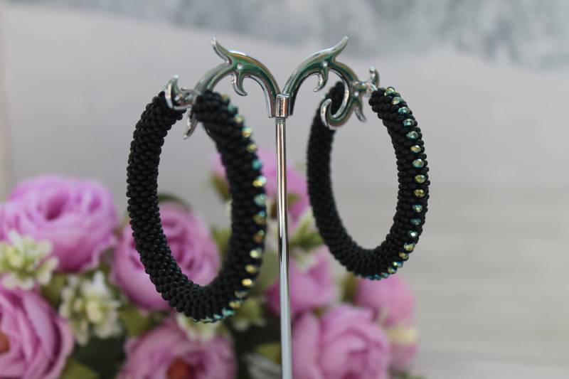 Schwarze Rocailles Perlen Creolen Kristall Akzent, Zierlicher Schmuck von BeadboxBoutique