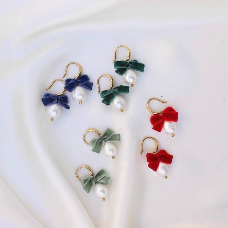 Festliche Süsswasserperlen-Ohrringe Mit Samtschleife von BeadedAustria