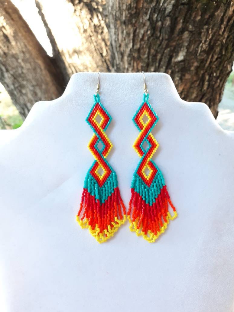 Gedrehte Perlenohrringe Türkis, Rot, Orange Delica Perlen, Boho Stil Gedrehte Perlenohrringe Türkis, Rot, Orange Delica Perlen, Boho Stil von BeadedCreationsetc