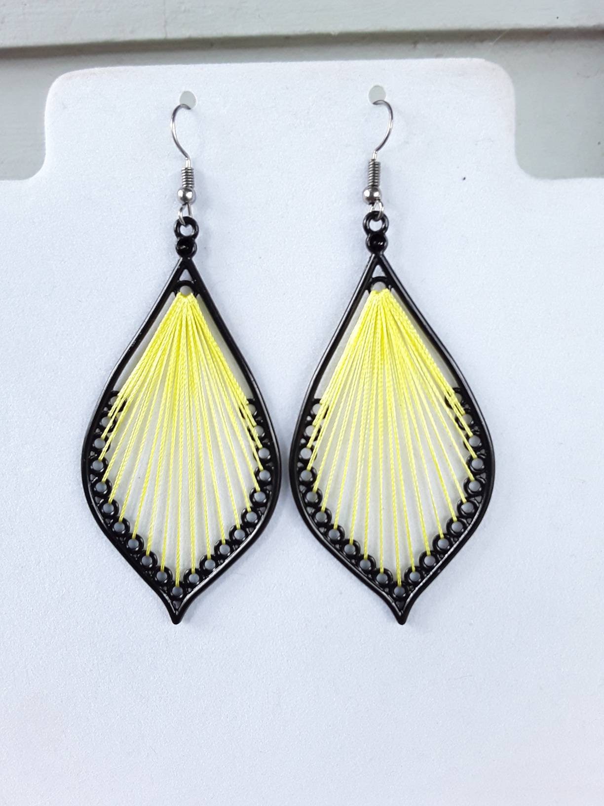Peruvain Stil Schöne Schwarze Und Sonnige Gelbe Blatt Faden Ohrringe Südwestlichen, Boho, Hippie Sommer Tragen Großes Geschenk Bereit Zu Versenden Peruvain Stil Schöne Schwarze Und Sonnige Gelbe Blatt Faden Ohrringe Südwestlichen, Boho, Hippie Sommer Tragen Großes Geschenk Bereit Zu Versenden von BeadedCreationsetc