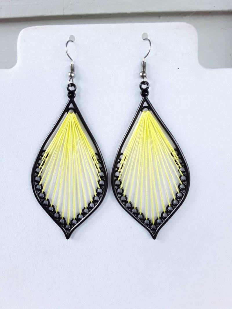 Peruvain Stil Schöne Schwarze Und Sonnige Gelbe Blatt Faden Ohrringe Südwestlichen, Boho, Hippie Sommer Tragen Großes Geschenk Bereit Zu Versenden von BeadedCreationsetc