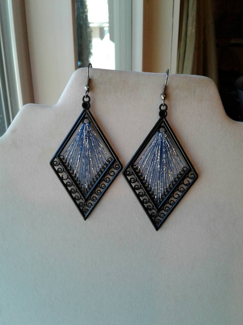 Peruvain Style Neue Metallic Diamant Blau Und Silberfaden Ohrringe Südwestern, Boho, Hipster, Geschenk, Mutter, Versandfertig Peruvain Style Neue Metallic Diamant Blau Und Silberfaden Ohrringe Südwestern, Boho, Hipster, Geschenk, Mutter, Versandfertig von BeadedCreationsetc