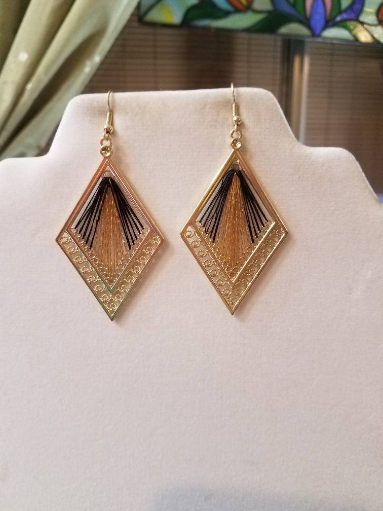 Peruvain Style Neue Metallic Diamant Gold & Schwarz Faden Ohrringe Südwestern Boho, Hippie, Hipster, Geschenk, Mutter, Süßes Herz Versandfertig Peruvain Style Neue Metallic Diamant Gold & Schwarz Faden Ohrringe Südwestern Boho, Hippie, Hipster, Geschenk, Mutter, Süßes Herz Versandfertig von BeadedCreationsetc