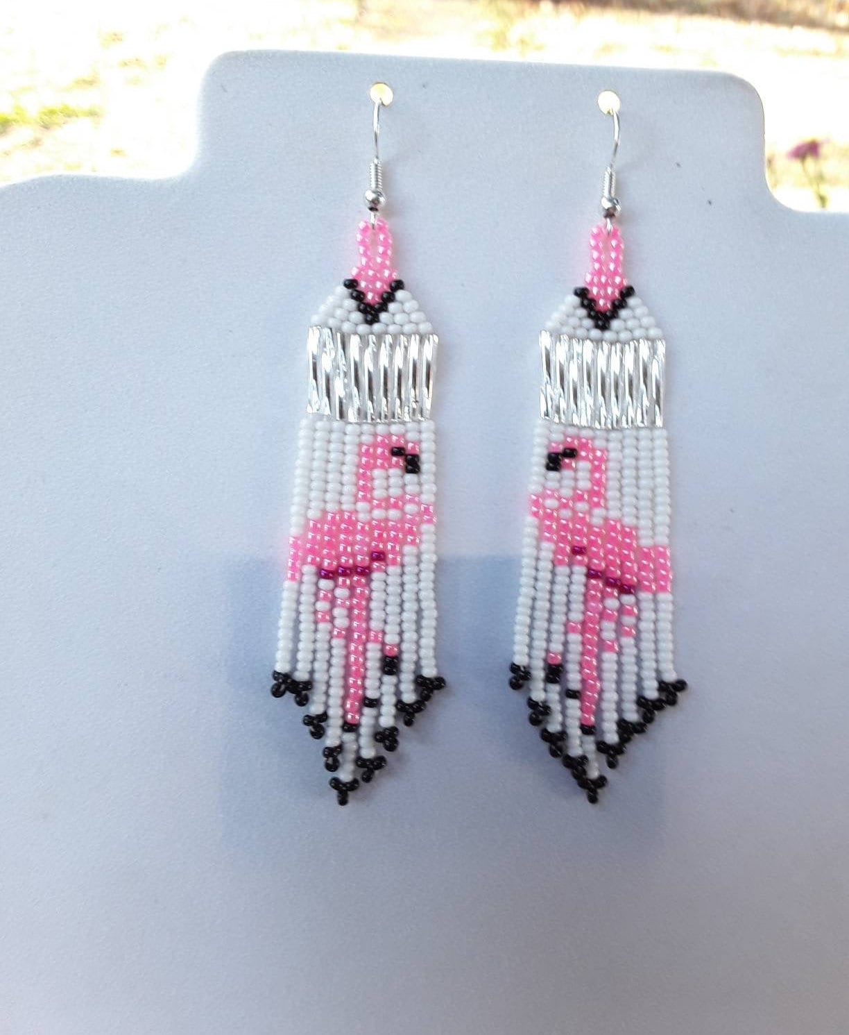 Rocailles Perlen Flamingo Ohrringe Pink Weißer Boho Style Rocailles Perlen Flamingo Ohrringe Pink Weißer Boho Style von BeadedCreationsetc