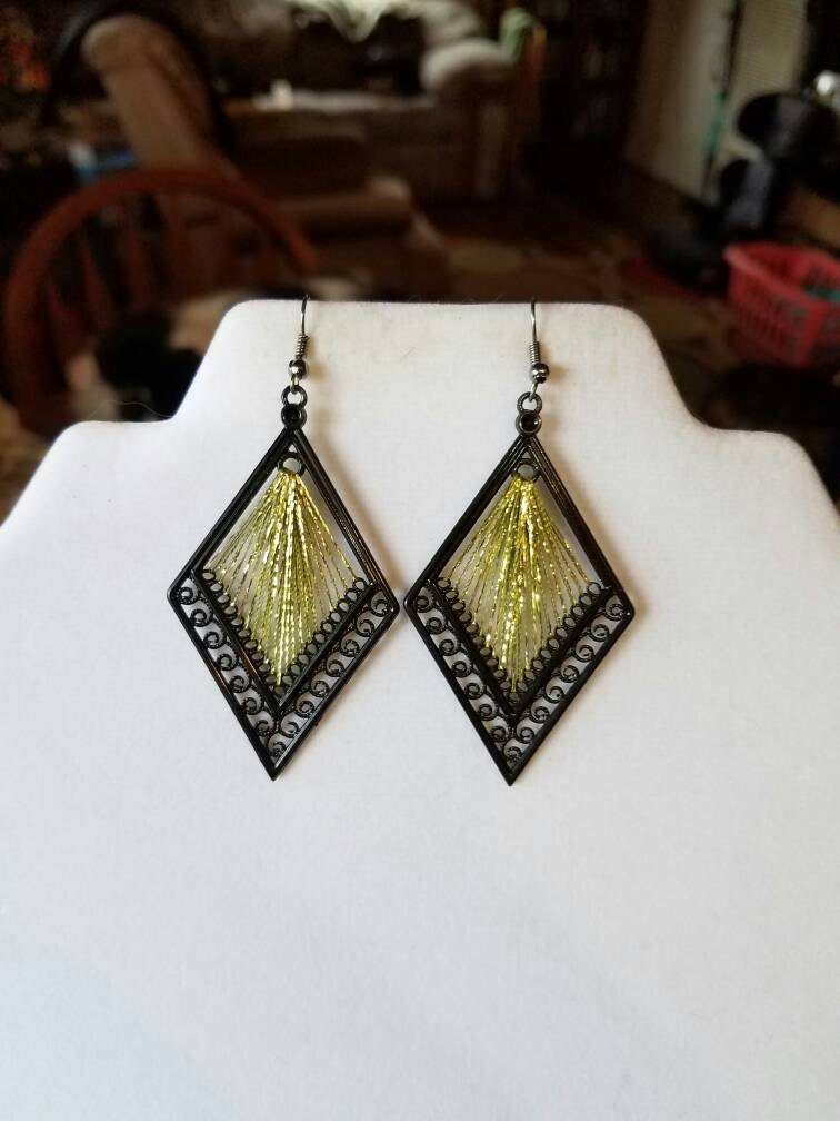 Sale Neue Metallic Diamant Grün Und Gold Faden Ohrringe Southwestern Native Boho, Hippie, Hipster, Geschenk, Mutter, Süßes Herz, Versandfertig Sale Neue Metallic Diamant Grün Und Gold Faden Ohrringe Southwestern Native Boho, Hippie, Hipster, Geschenk, Mutter, Süßes Herz, Versandfertig von BeadedCreationsetc