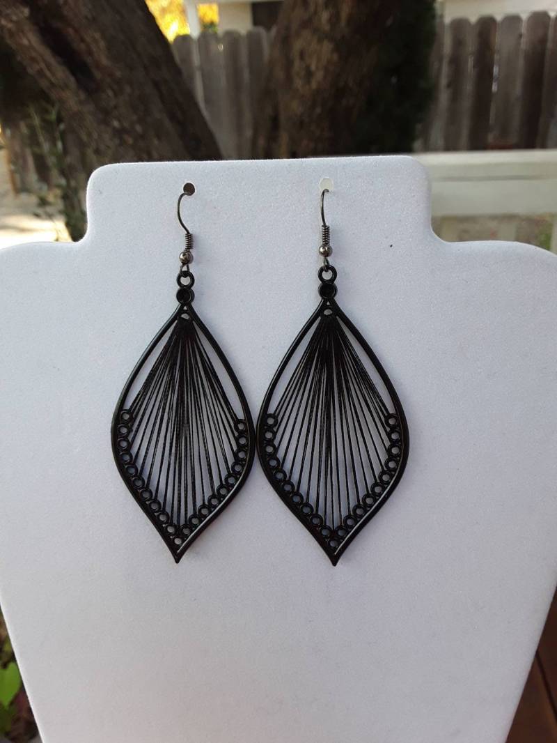 Schwarze Blattfaden-Ohrringe Im Boho/Hippie-stil Schwarze Blattfaden-Ohrringe Im Boho/Hippie-stil von BeadedCreationsetc