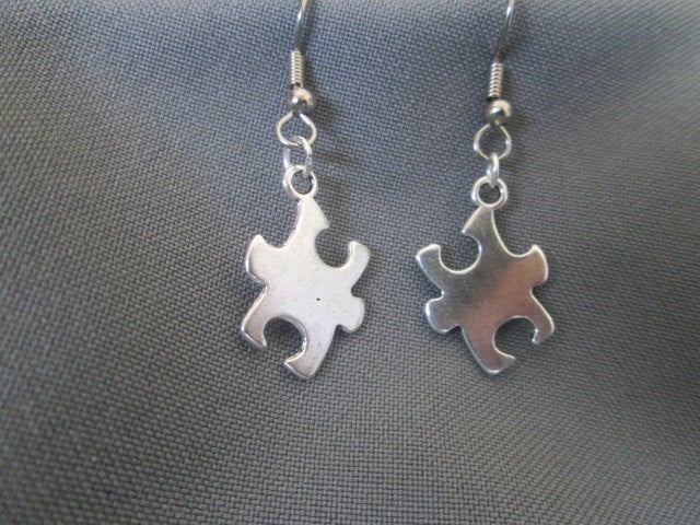 Autismus-Bewusstseins-Puzzlestück-Ohrringe von BeadedDesignsJacquie