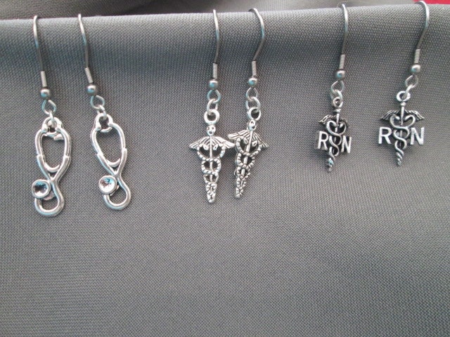 Doktor/Krankenschwester Ohrringe - Ihrer Wahl von BeadedDesignsJacquie