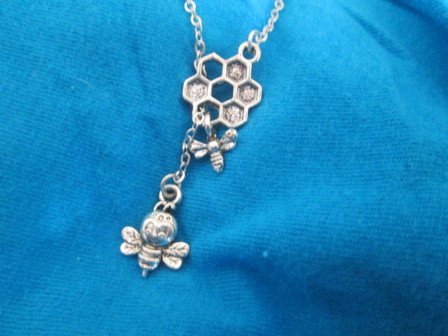 Hummel-Halskette - Lariat-stil von BeadedDesignsJacquie