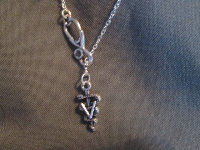 Neu Wähle Deine Länge - Silberne Tierarzt Halskette Lariat Style von BeadedDesignsJacquie