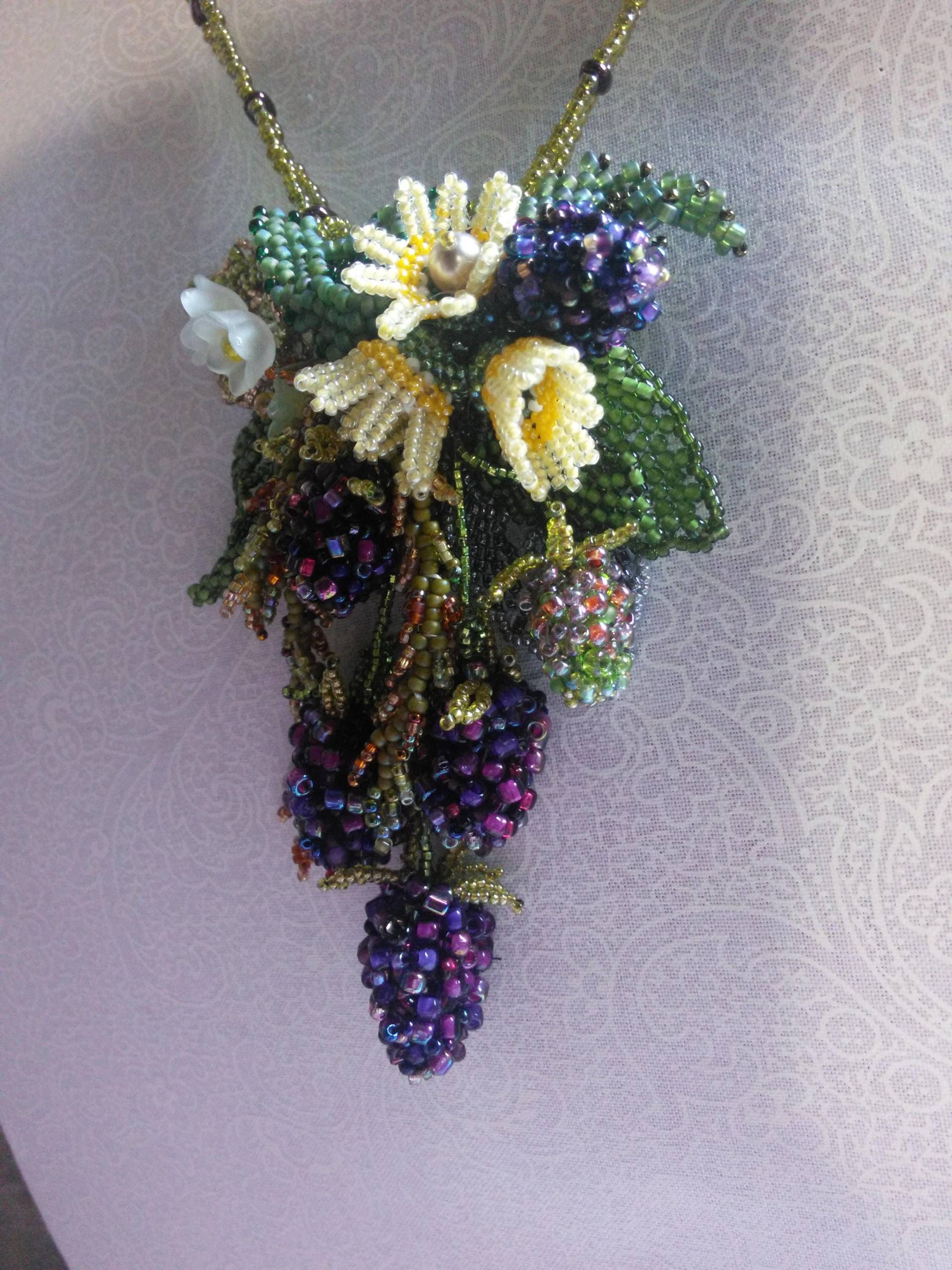 Brombeeren Und Gelbe Blumen Halskette Brombeeren Und Gelbe Blumen Halskette von BeadedEndeavors