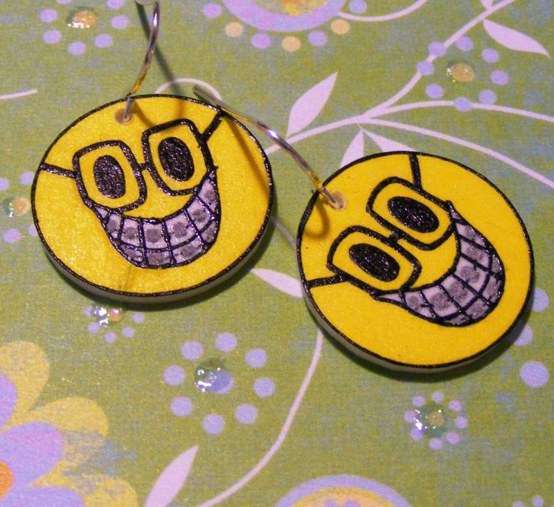 Geeky Zinn Grinsen Schrumpfen Kunststoff-Ohrringe von BeadedFrog