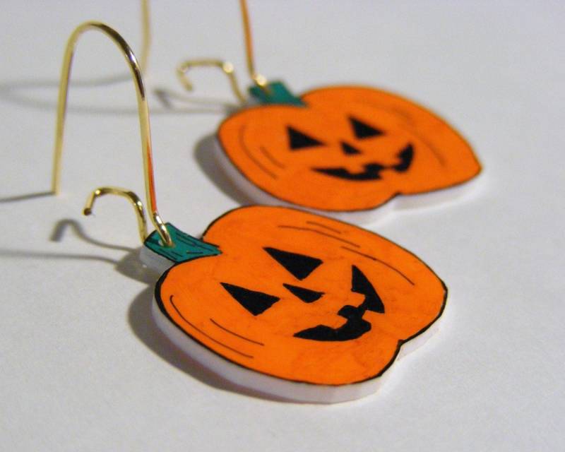 Gruselige Jack-Kunststoff-Halloween-Ohrringe von BeadedFrog