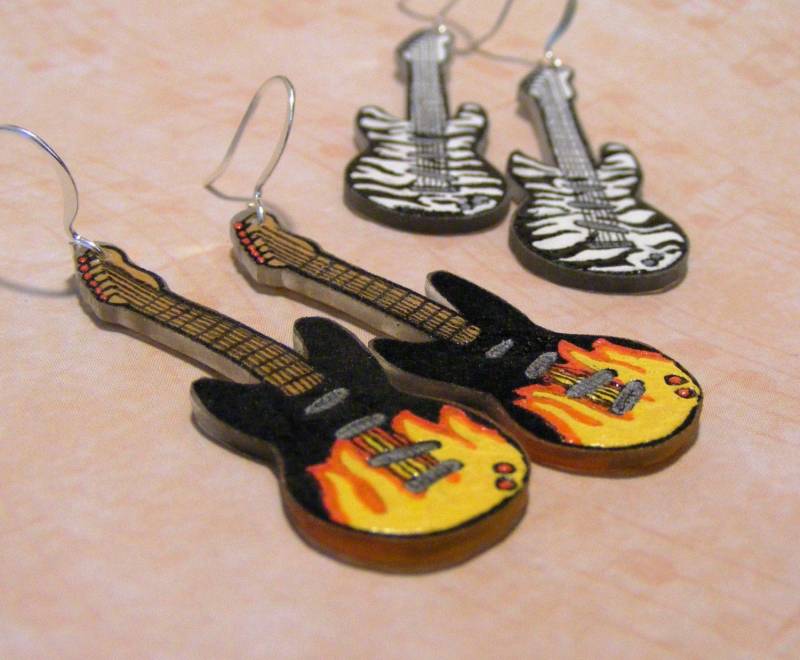 Kunststoff-E-Gitarre-Ohrringe von BeadedFrog