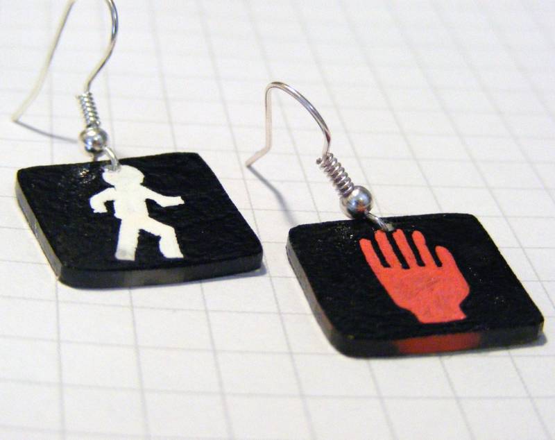 Kunststoff-Spaziergang/Don't Walk Ohrringe von BeadedFrog