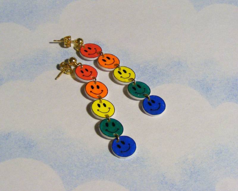 Regenbogen-Smilie-Gesicht-Ohrringe von BeadedFrog
