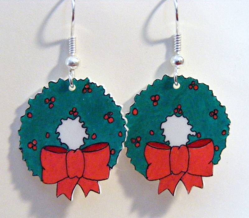 Weihnachtskranz-Kunststoff-Ohrringe von BeadedFrog