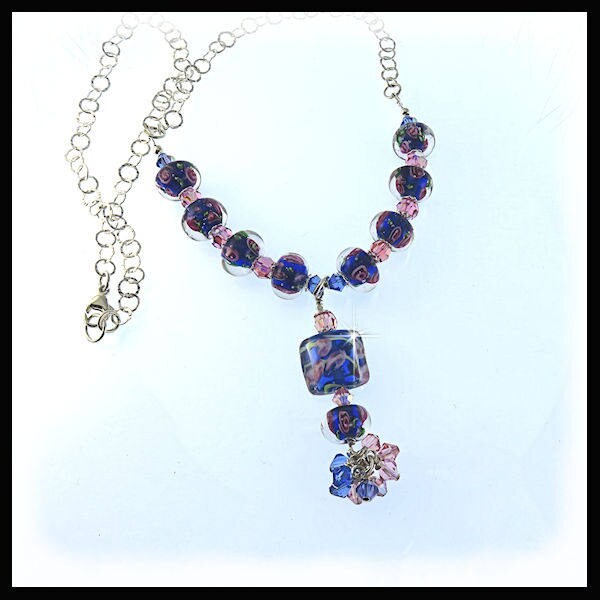 2241, Rosa Rosen in Blau Lampwork Glasperlen Halskette Mit Licht Rose Und Saphir Swarovski-Kristallen Sterling Silberkette von BeadedJewelryByRenee