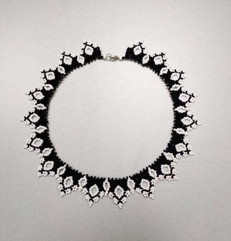 Perlen Schwarze Halskette Weiße Kragen Durchbrochenes Stricken Perlenkette Für Sie Perlengeschenke Für Frauen Accessoires Boho von BeadedJewelryKsenia