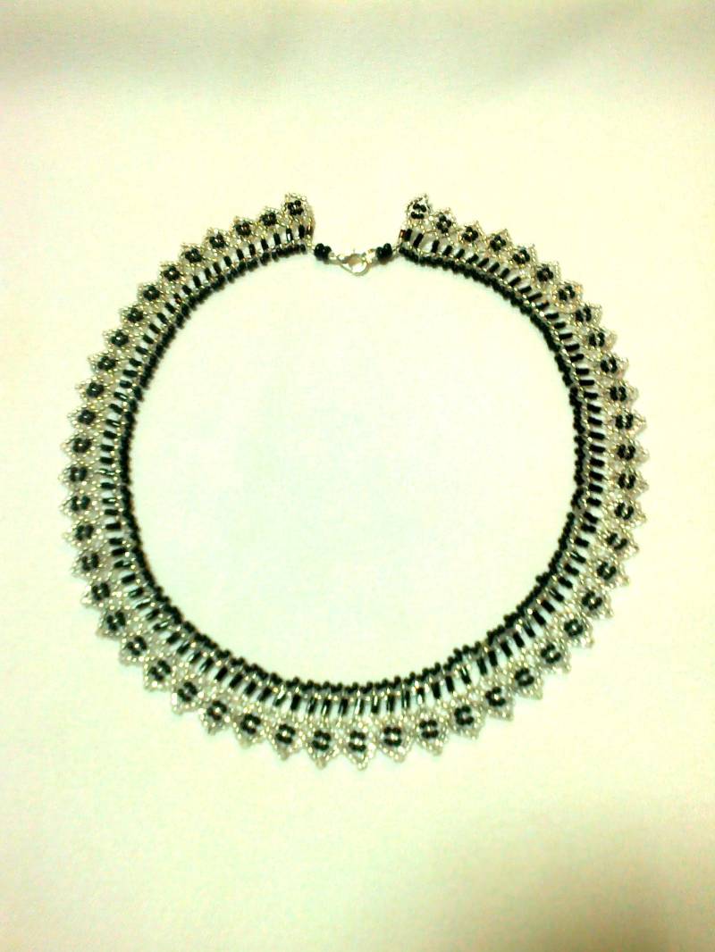 Perlenkette, Durchbrochenes Webmuster, Silberkette, Damenaccessoires, Erinnerungsgeschenke, Strickwaren, Karokragen, Schwarze Kette, Boho-Perlen von BeadedJewelryKsenia