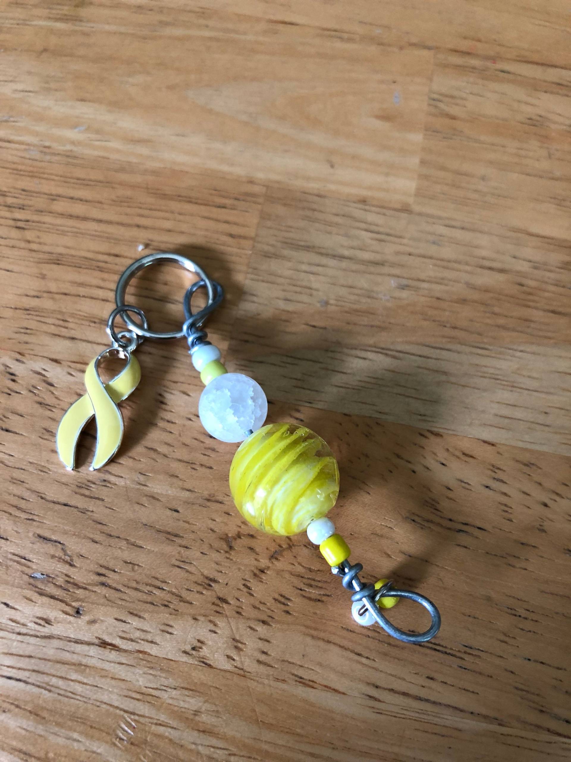 Gelber Und Weißer Reißverschluss, Um Die Trupps Zu Unterstützen von BeadedKink