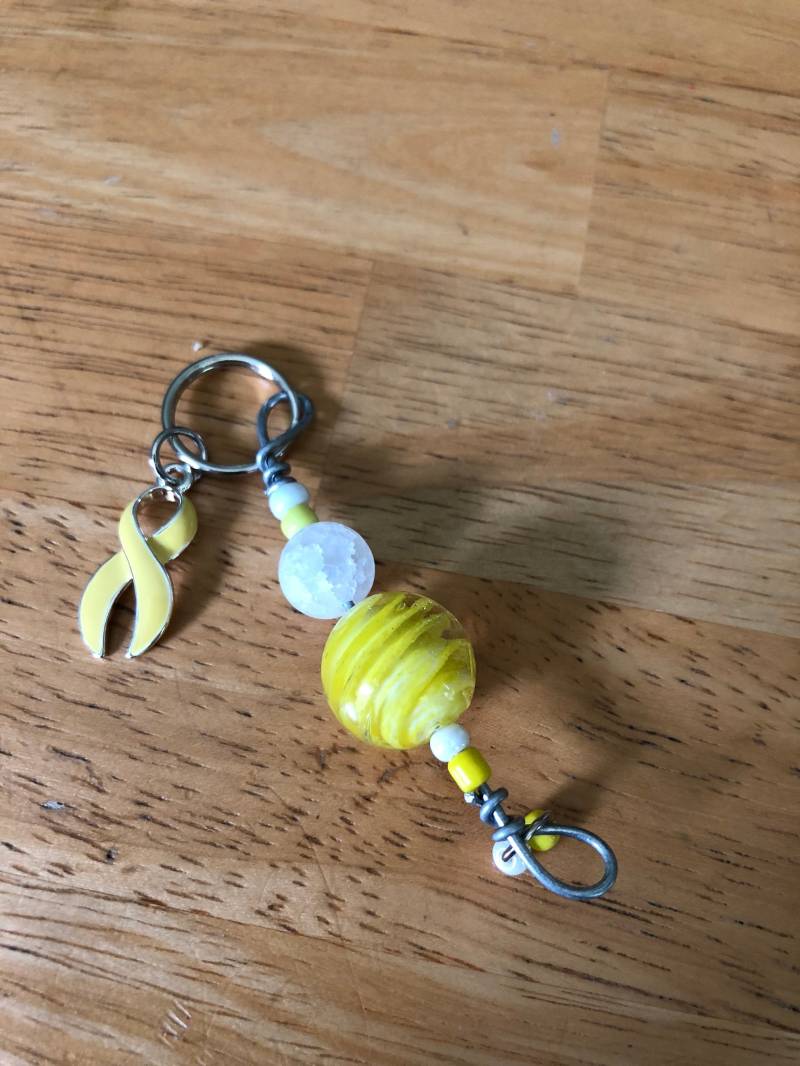 Gelber Und Weißer Reißverschluss, Um Die Trupps Zu Unterstützen von BeadedKink