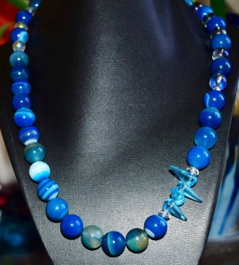 Kobaltblaue Und Blau Hued Marmor Glasperlen Halskette Mit Icy Blue Opaque Spikes von BeadedMania