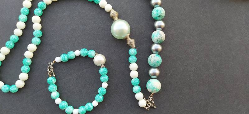 Türkise Und Weiße Kugelkette Mit Abnehmbarem Armband von BeadedMania