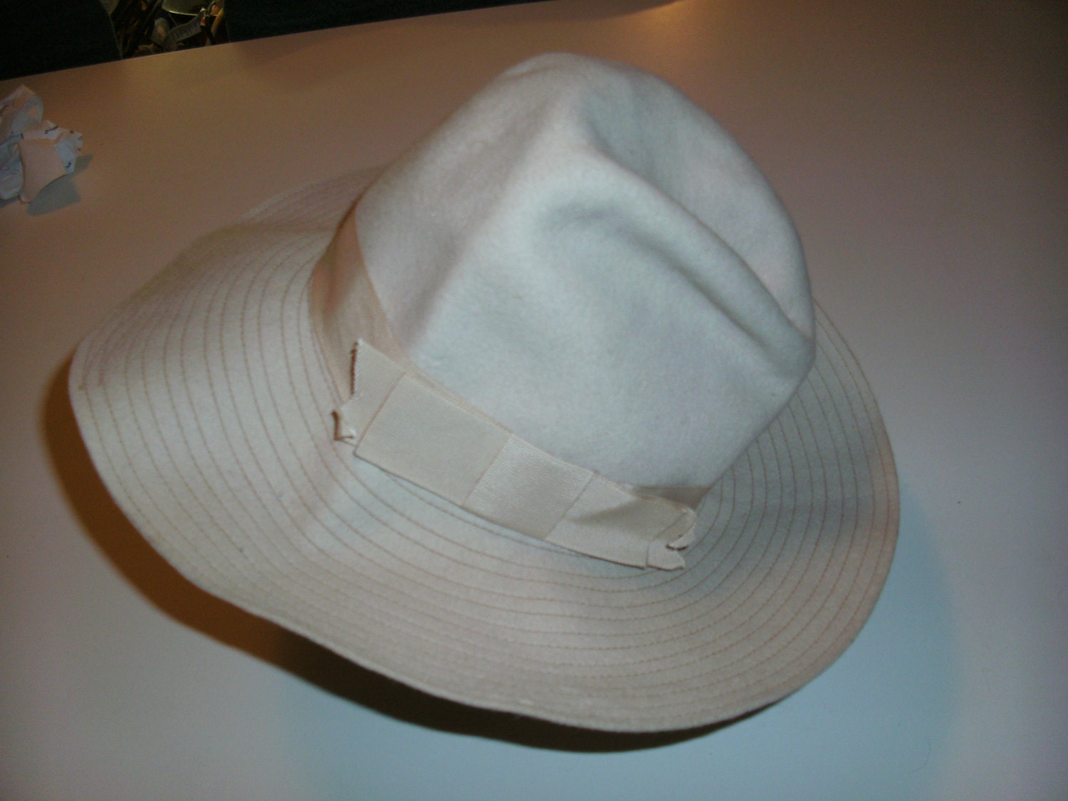 Betmar Hut 100% Wolle, Hellbeige, Mit Breiter Krempe, Lady's True Vintage Betmar Hut 100% Wolle, Hellbeige, Mit Breiter Krempe, Lady's True Vintage von BeadedMemoriesByPam