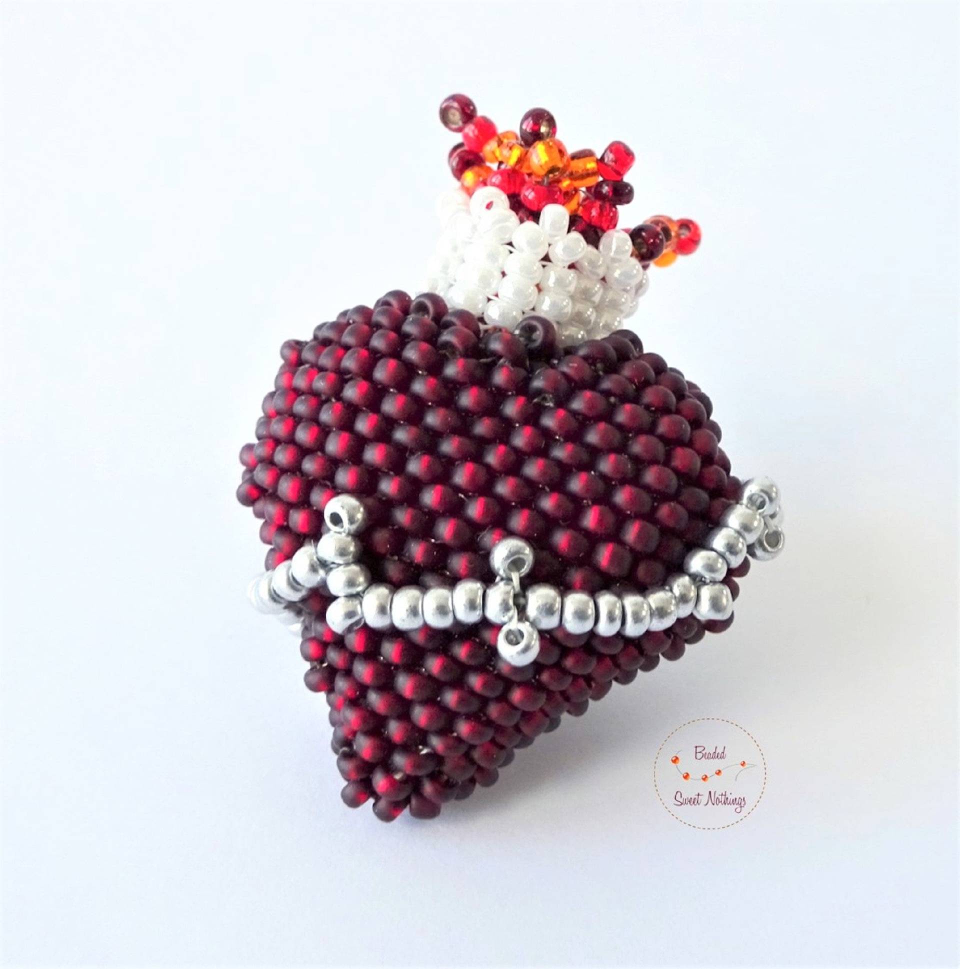 Anstecker in Form Eines Brennenden Herzens. Aus Glasperlen Handgefädelt. Mit Krönchen Und Stacheldraht. Meiner Serie "3D Tattoos" von BeadedSweetNothings