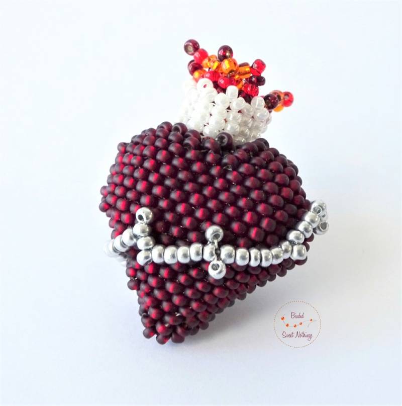 Anstecker in Form Eines Brennenden Herzens. Aus Glasperlen Handgefädelt. Mit Krönchen Und Stacheldraht. Meiner Serie "3D Tattoos" von BeadedSweetNothings