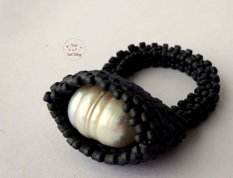 Anthrazitfarbener Ring Aus Delica Glasperlen Mit Eingearbeiteter Süßwasserperle. Edel Und Schlicht. Ringe Perlen Anthrazitfarbener Ring Aus Delica Glasperlen Mit Eingearbeiteter Süßwasserperle. Edel Und Schlicht. Ringe Perlen von BeadedSweetNothings
