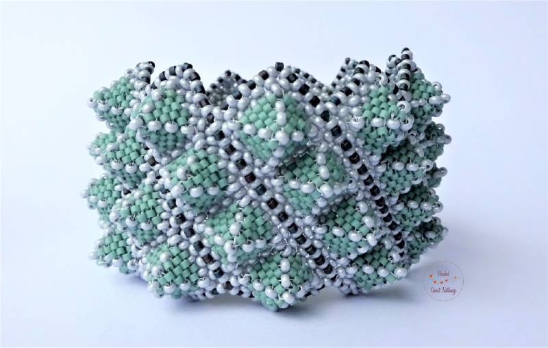 Auffälliger Pyramiden-Armreif in Grün Und Hellgrau. Innen Hellgrau Glatt. Sehr Anschmiegsam Flexibel Am Handgelenk. Unisex Schmuck von BeadedSweetNothings