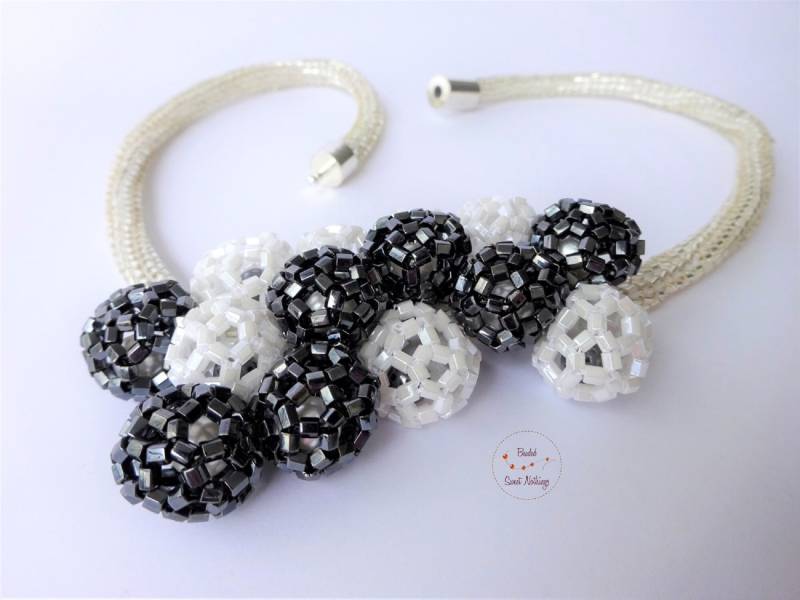 Auffälliges Abend-Collier in Silber Und Metallic Grau Molekular-Optik | Buckminster Fullerene. Gefüllt Mit Glänzenden Perlen von BeadedSweetNothings