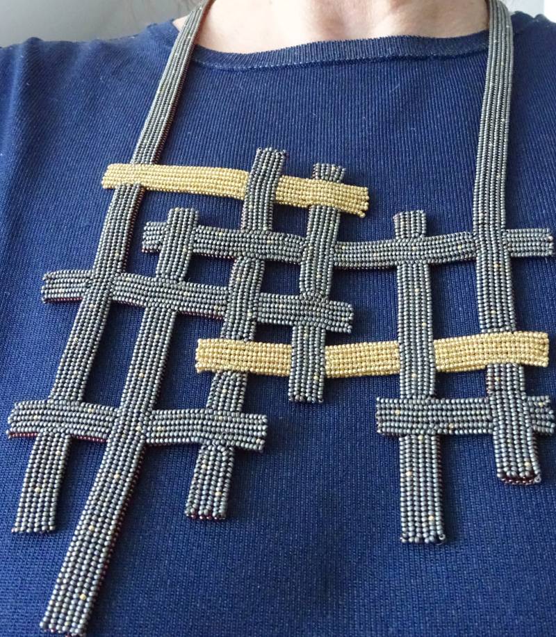 Auffallende Statement Kette Zum Wenden in Gitteroptik. Vorderseite Grau Und Gold; Rückseite Kupfer Gold. Aus Zarten Glasperlen Gefädelt von BeadedSweetNothings