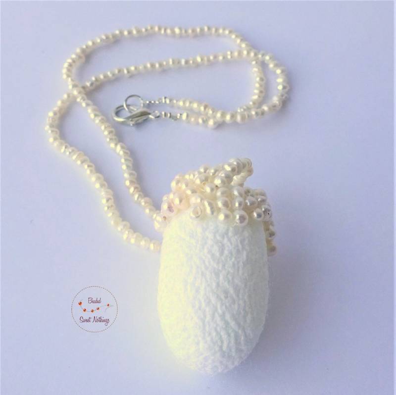 Brautschmuck Seidenkokon in Weiß An Einem Zarten Strang Aus Kleinen Süßwasserperlen. Mit Verzierung Süßwasserperlen Am Oberen Rand von BeadedSweetNothings